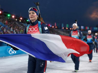 Biathlon-Star Lou Jeanmonnot führt Frankreichs Fahne bei emotionalem Olympia-Finale an