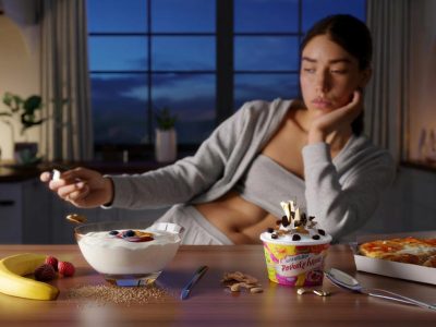 Joghurt am Abend: Fördert er die Schlankheit, hilft er beim Schlafen oder ist er eine Bauchfalle?